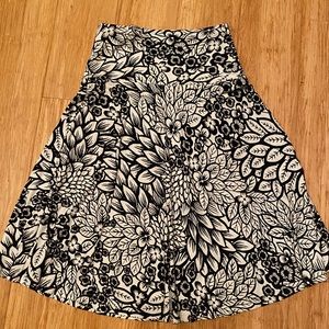 Black and white H&M floral skirt